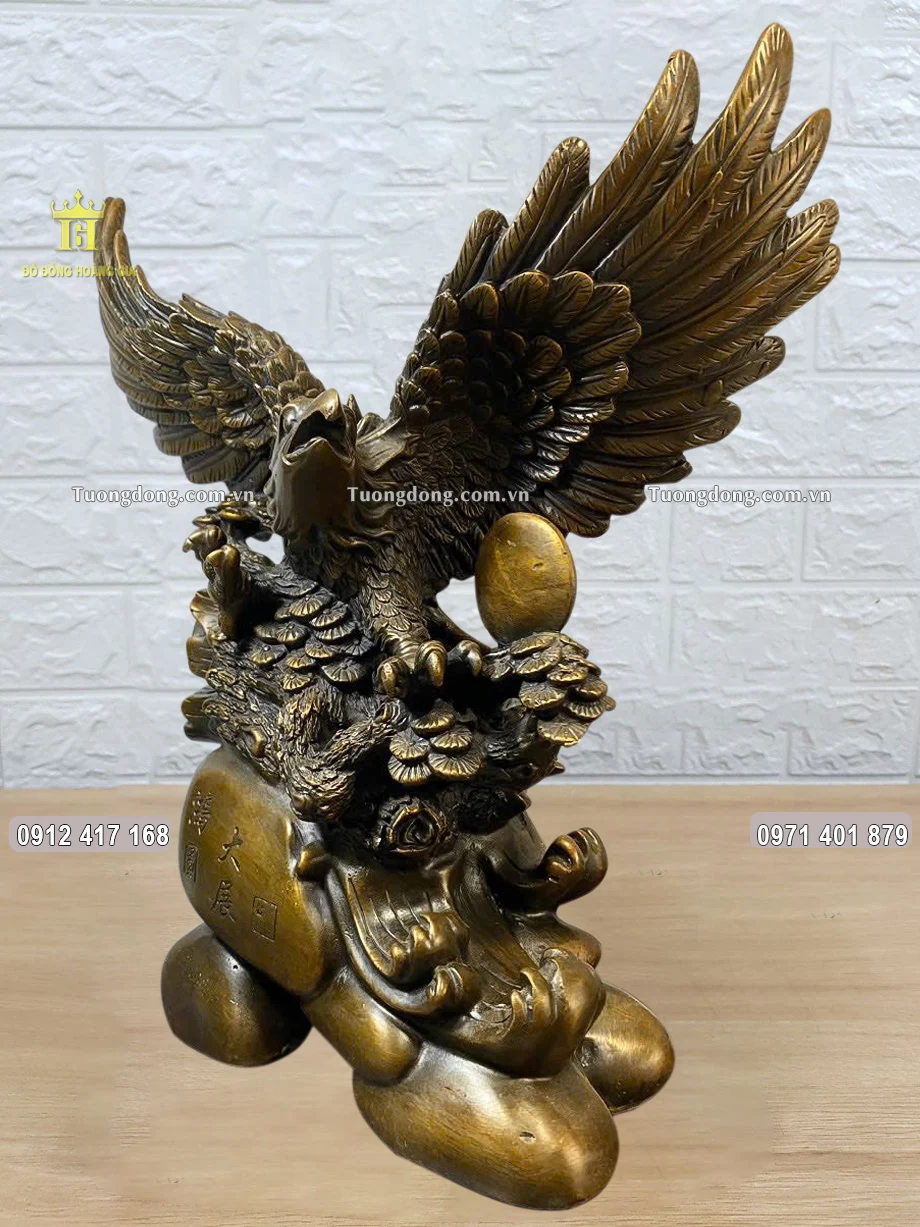 Toàn bộ bề mặt được hun nâu uy nghiêm